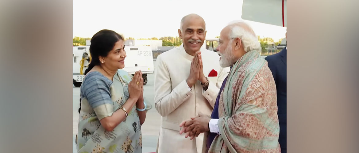  Ambassador P. Harish welcomes Prime Minister Shri. Narendra Modi.