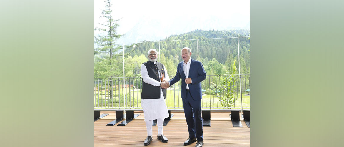 Prime Minister Shri. Narendra Modi with German Chancellor Olaf Scholz at the G7 Summit