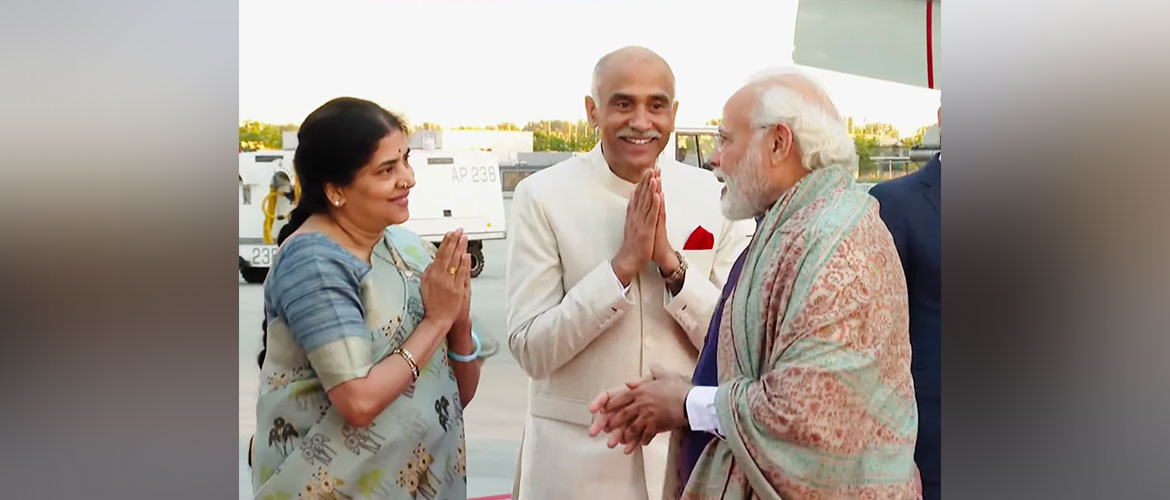  Ambassador P. Harish welcomes Prime Minister Shri Narendra Modi.